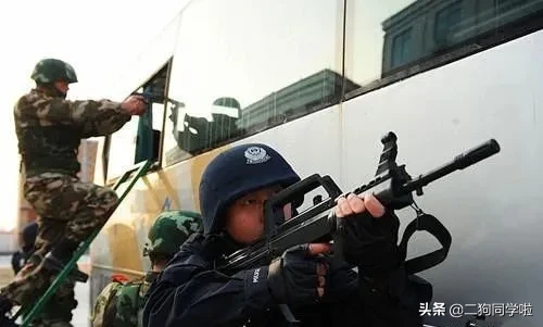 武警特战和公安特警联合反恐演练照，都擅长特战，看不出谁优谁劣