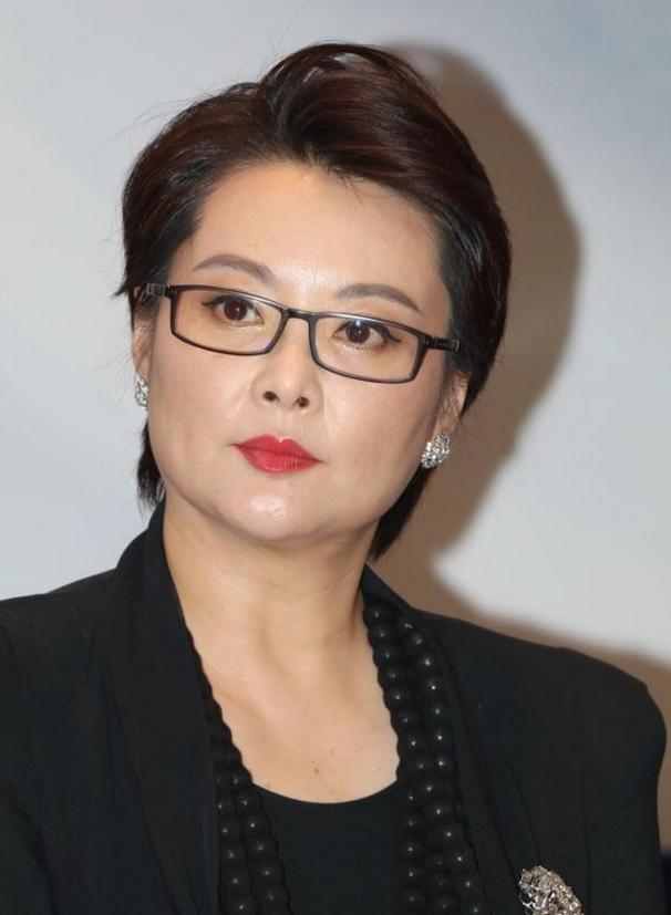 袁立胖了也很美！穿垫肩连衣裙气场八米，47岁完