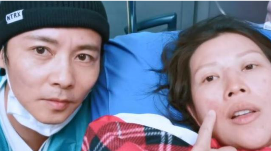 48岁蔡少芬与2岁儿子同框，网友嘲讽“蔡奶奶”，高龄生娃不提倡