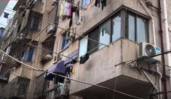 居民楼一团东西掉下来吓坏交警 仔细一看是一个