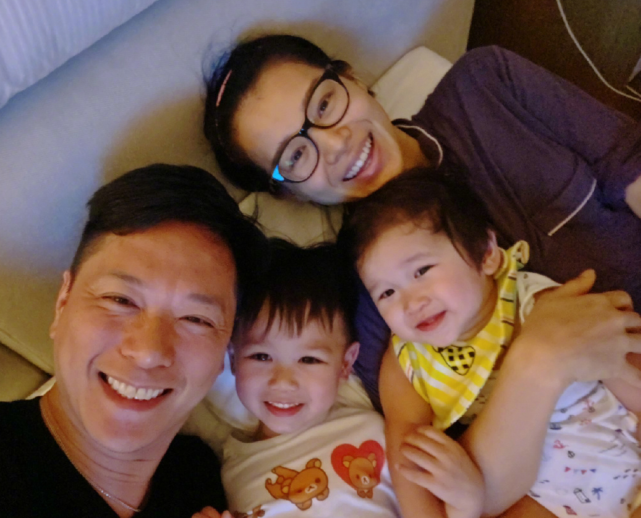 胡杏儿老公分享儿子第一天上学，奕霆不哭不闹与爸爸碰拳告别