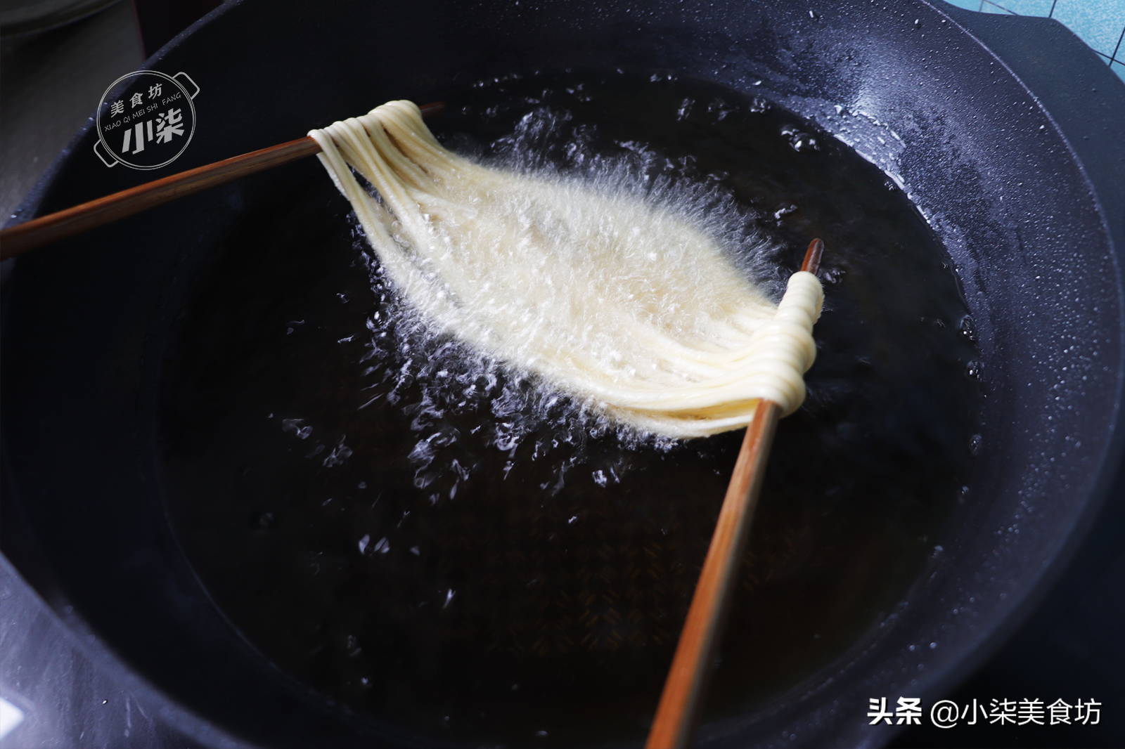 麵條放進油鍋裡一炸，酥脆鹹香，做法簡單，過年招待客人很有面子