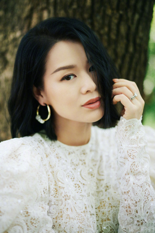 胡杏儿老公晒仨儿子时隔三个月团聚，奕霆奕霖争相亲吻弟弟超有爱