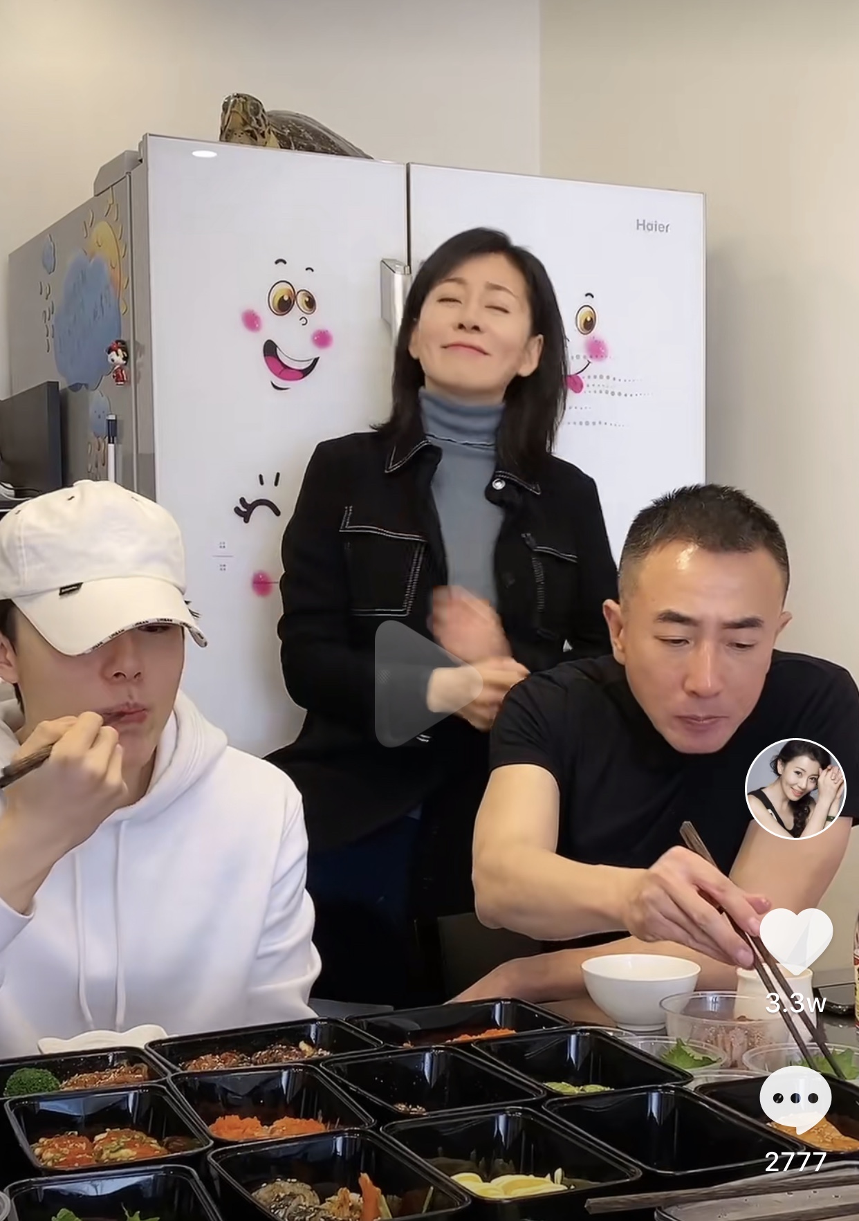 48岁甄嬛传齐妃晒跳舞视频，一家3口神仙颜值，