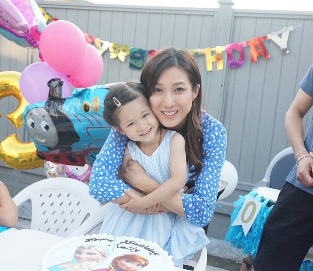 鍾嘉欣曬兒女萌照，不忘隔空表白老公，姐弟同款髮型像俄羅斯套娃