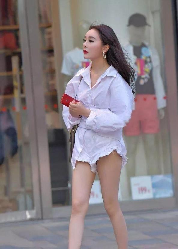 路人街拍：我也相信爱可以排除万难；只是，万