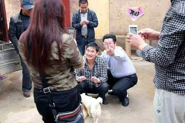 被村民欺负、遭粉丝踹门，充当老好人的大衣哥