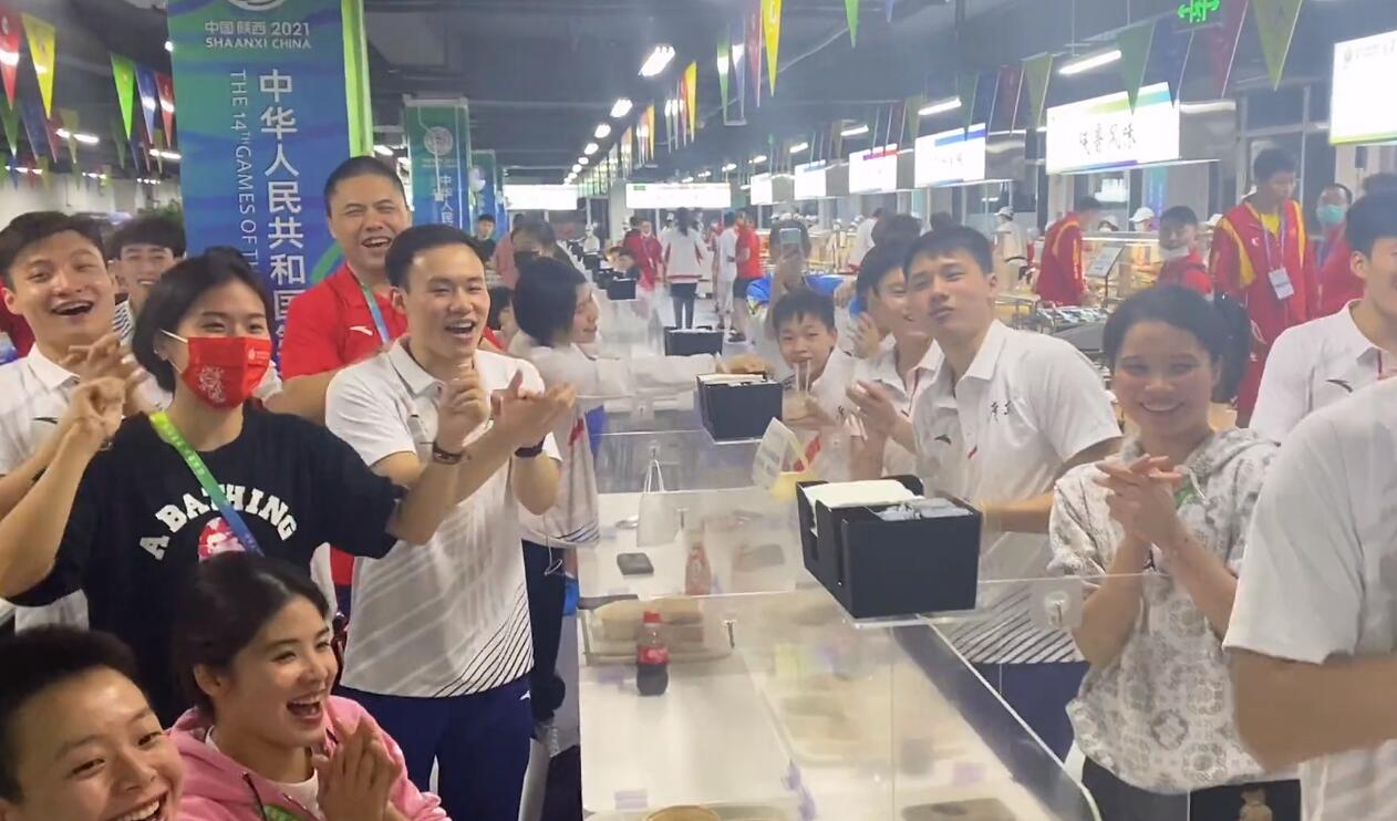 吃货！全红婵嘴上挂两条面太窘，谢思埸宣告回归训练：准备尖叫