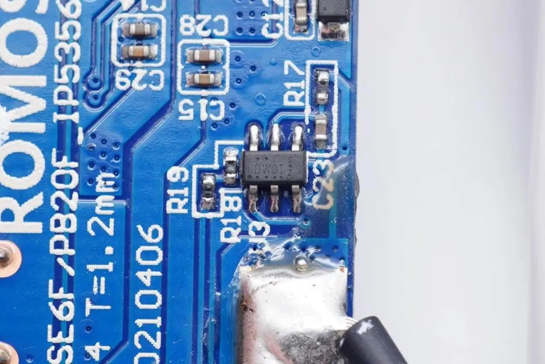 支持iPhone 13快充，罗马仕22.5W移动电源深度拆解