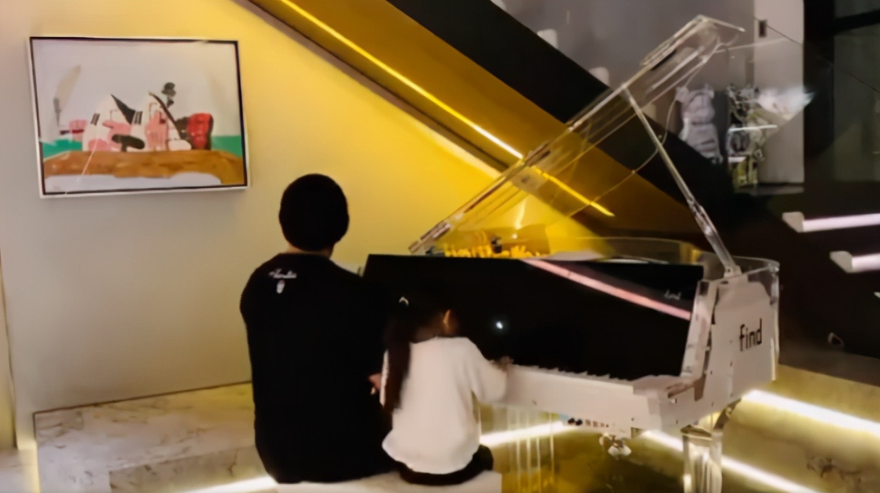 周杰伦一家四口坐游轮看海豚，昆凌搂着女儿不忘牵儿子小手，超暖