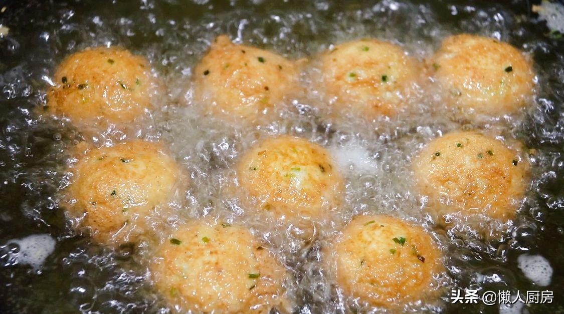 豆腐不用切，擠掉水分，比紅燒的豆腐更好吃，外脆里嫩