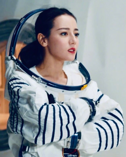 迪丽热巴挑战宇航员造型，走路姿势却成亮点，差点没认出是女明星