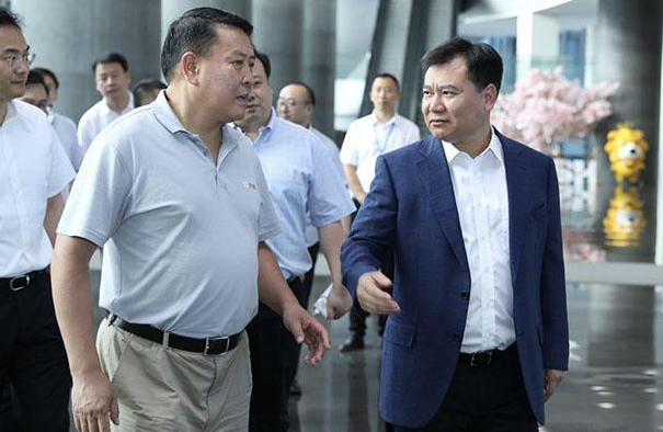 中国隐形富豪年入6000亿，王健林卖卖卖，他直接