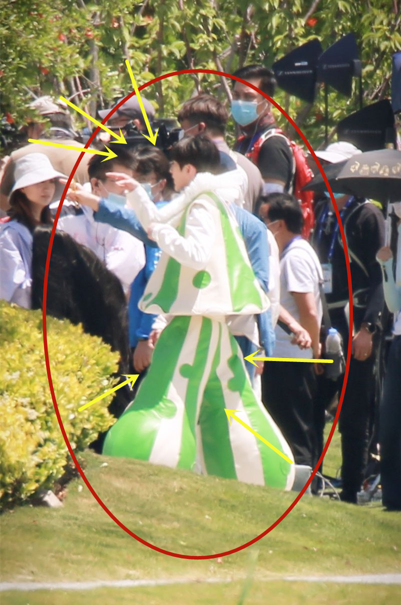 蔡徐坤“跑男”最新路透图曝光，穿睡衣走秀，