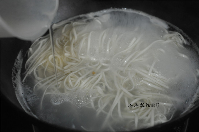煮面条，水开出锅就错了！牢记1个小窍门，不粘不坨特筋道