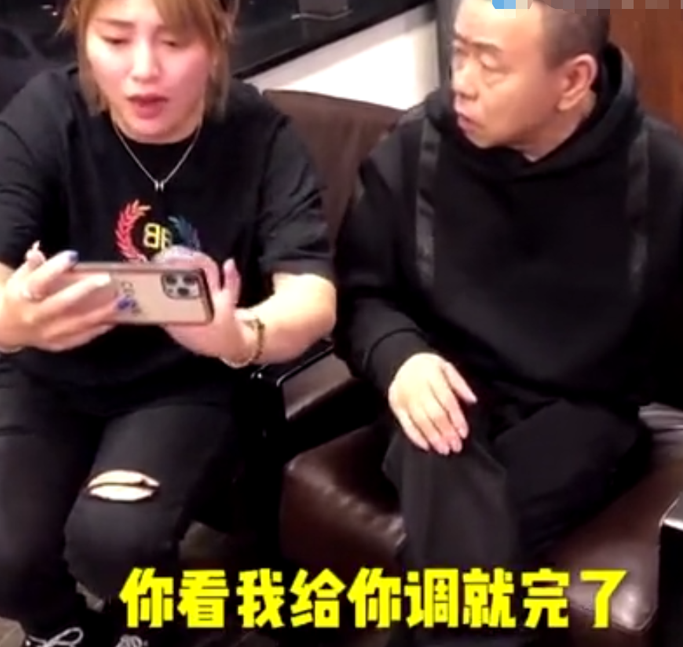 潘长江拒与网红拍视频，磨皮过度脸型严重变形，被美颜吓坏秒变脸