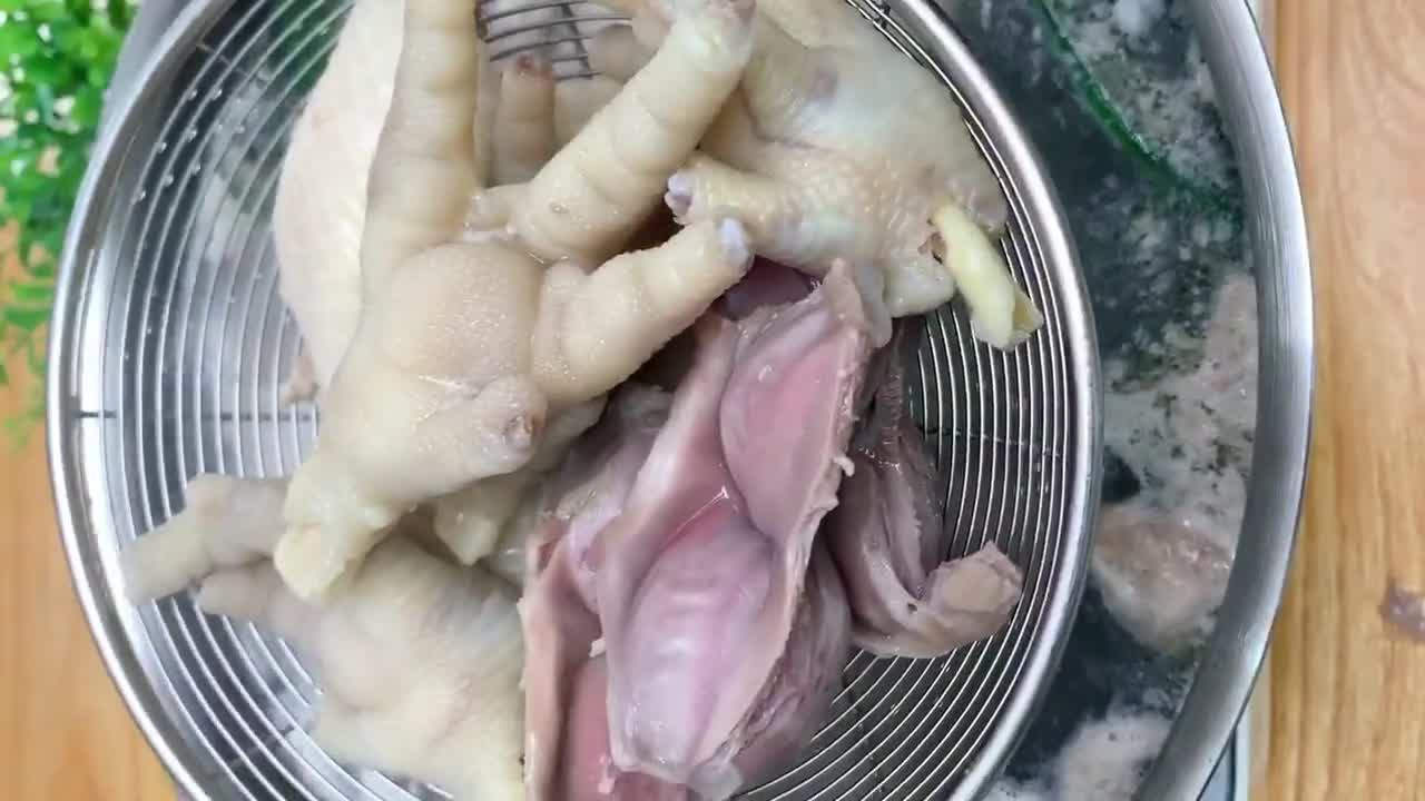 Teach you how to cook stewed dishes at home. The spicy and delicious salty flavour is rich in variety, clean and hygienic