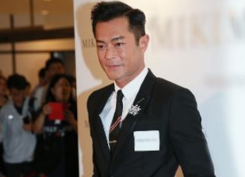 她是亚姐冠军，古天乐苦苦追求却爱而不得，今