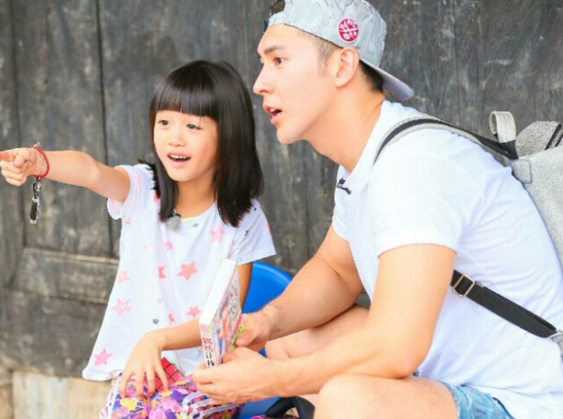 钟丽缇女儿近照流出，还没成年就有“女主脸”，一双腿真羡慕不来