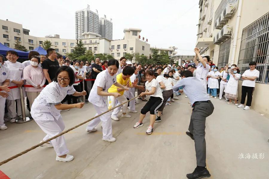 三原县医院庆祝“5.12”国际护士节拔河比赛