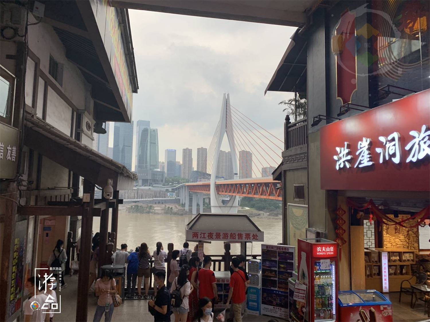 重庆网红景点洪崖洞，建在悬崖上的11层迷宫，每层楼有些什么？