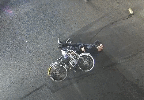 67惨仅6分钟东莞一男子被电动车撞倒后再遭小车碾压