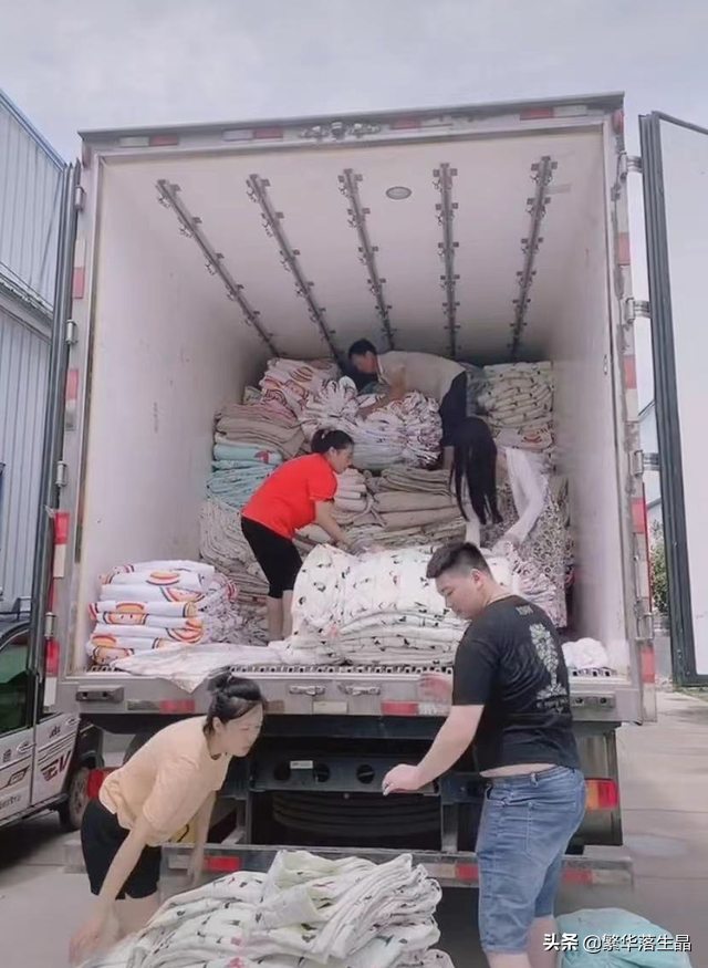 大衣哥儿媳再次支援河南，和丈夫互动甜蜜，妆容精致穿长裙