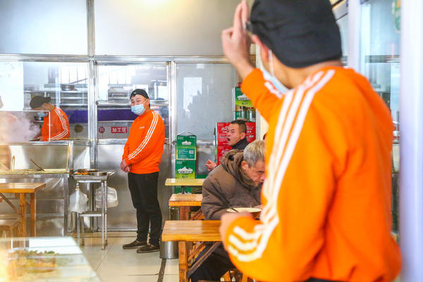 開封這家“無聲面館”開張10年只招聾啞人，老板：想幫他們學會一門手藝