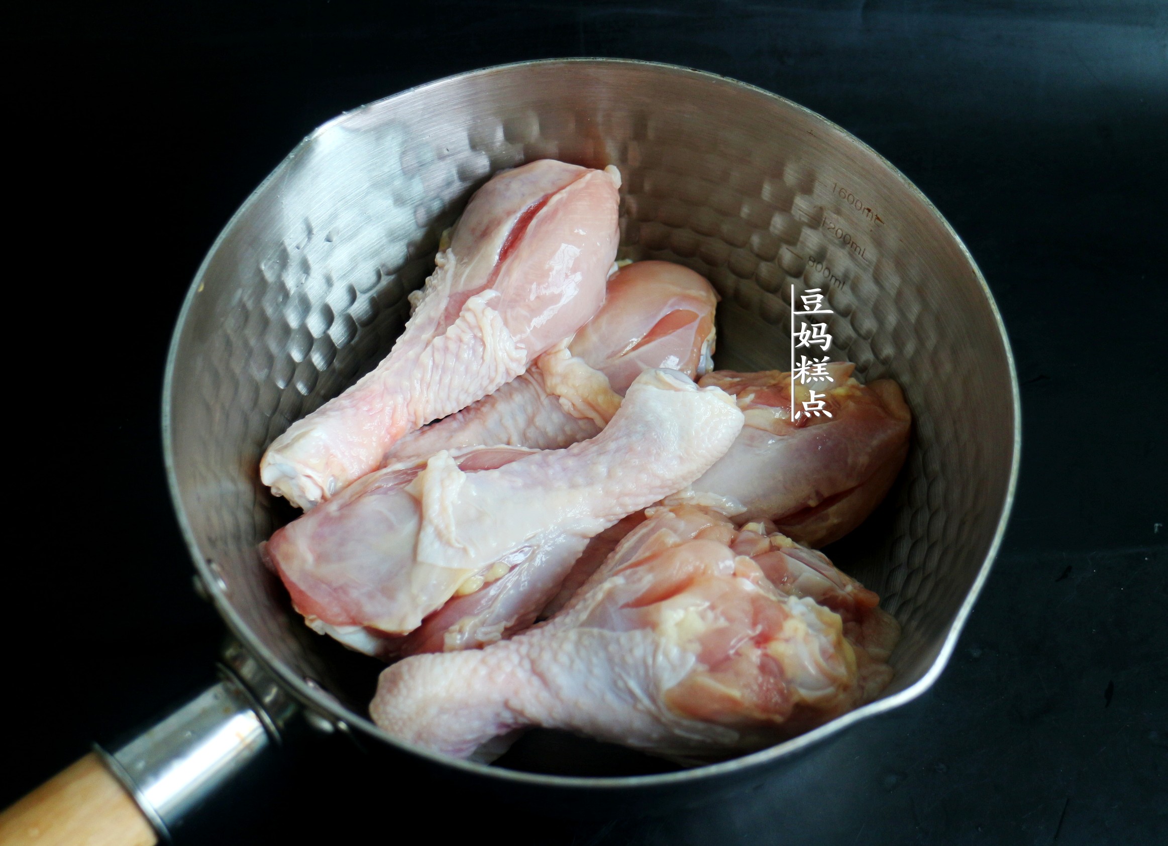 一个超简单的鸡腿吃法，煮10分钟，盖盖一焖，又嫩又入味