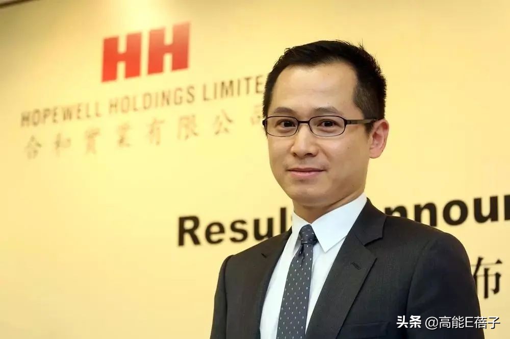 38岁香港女歌手被陌生外国女子三连踢破相，此前