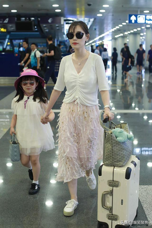 马蓉直播打擦边球？故意解扣大秀事业线，角度