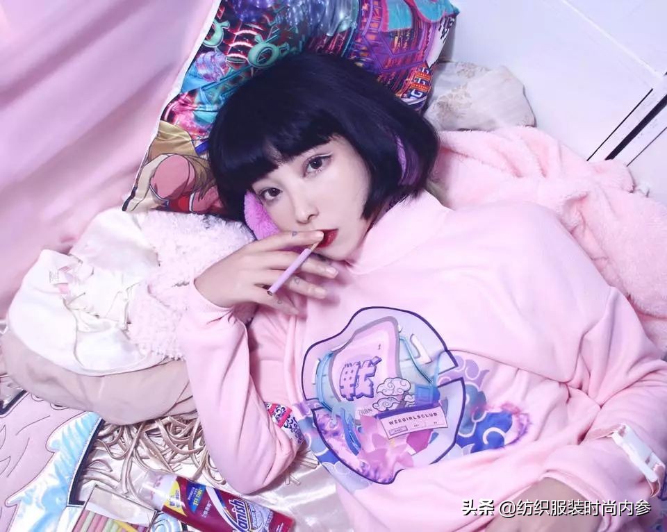 这就是“蒸汽波”服装风格！竟长这样？当下潮流时尚快来了解下
