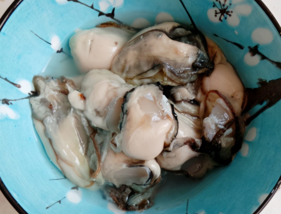 When frying sea oysters, do not fry them directly in the pan, add 1