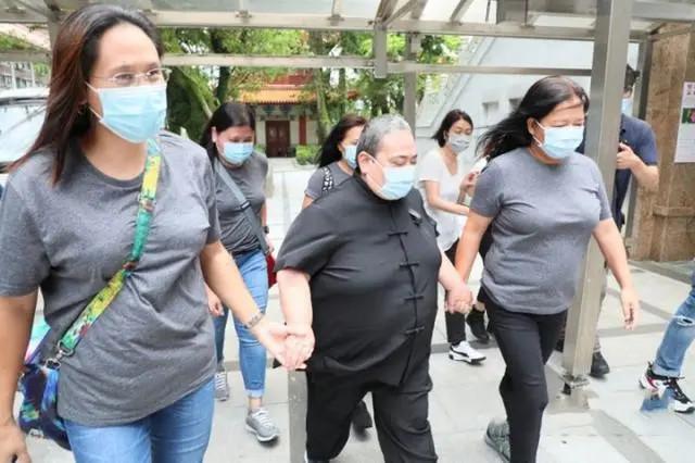 何超雄争产后现身法会 被佣人扶着走路健康堪忧