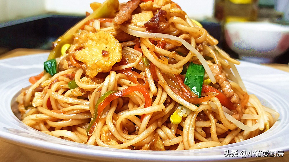 炒麵條這樣做味道不錯還營養，有肉有菜，孩子連吃2碗沒有夠