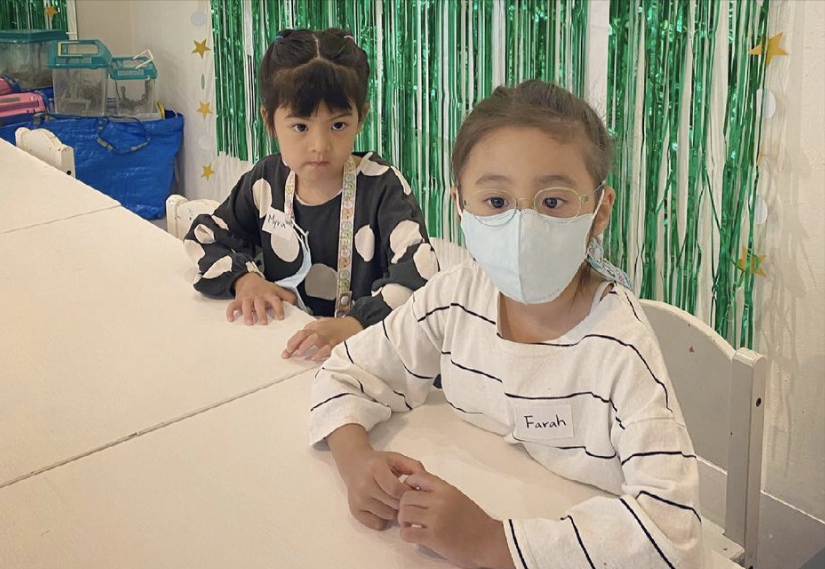 賈靜雯曬咘咘在脖子上掛兩條蛇人美膽大，女漢子波妞卻不淡定了