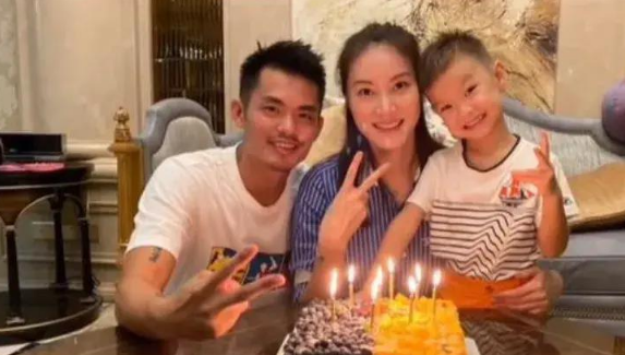 太受宠！林丹儿子在妈妈名牌包上作画，谢杏芳不生气还鼓励他