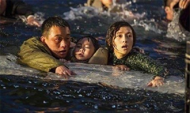 1946年，23岁董健民为保机密，携丈夫和儿子跳入