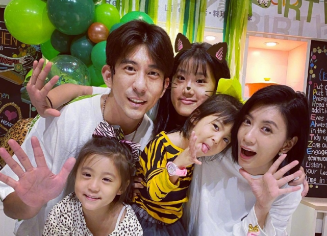 修傑楷曬仨女兒假日日常，咘咘假笑拍照，波妞變小調皮吃成表情包