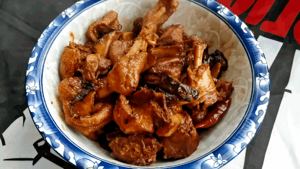 東北名菜小雞燉蘑菇，原來(lái)好吃是有道理的，雞肉不腥不柴味更香