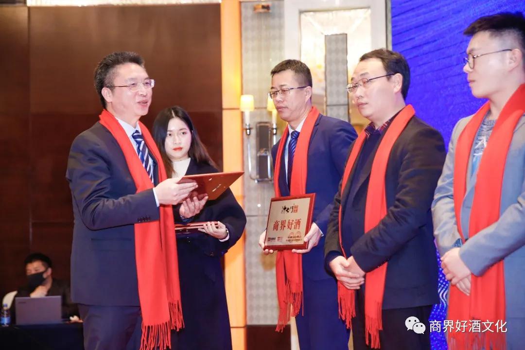 買(mǎi)十萬(wàn)酒送十萬(wàn)廣告，商界傳媒是在跨界打劫？