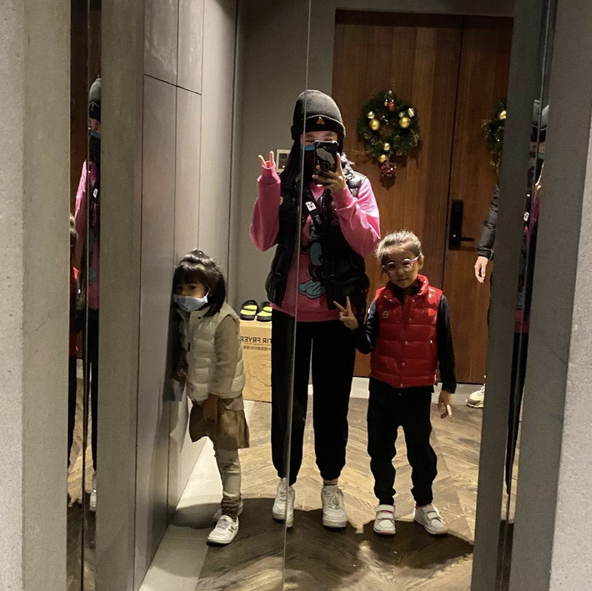 梧桐妹曬全家福身高已超賈靜雯，咘咘波妞穿搭太老氣全靠顏值支撐