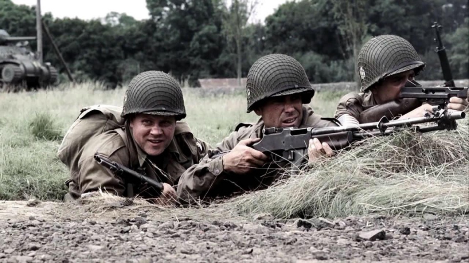 钢盔上为什么要用张网包裹住？不是为了美观，