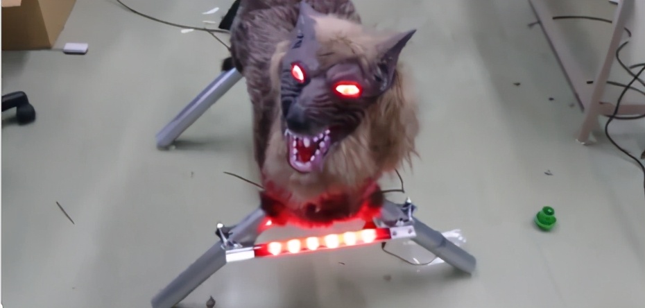 日本制造惊悚机器人“怪兽狼”