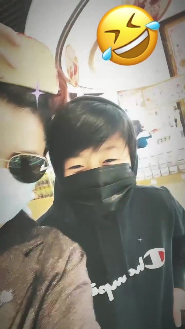 偶遇張柏芝帶兒子逛街，網友大贊母子感情好，互動溫馨有愛