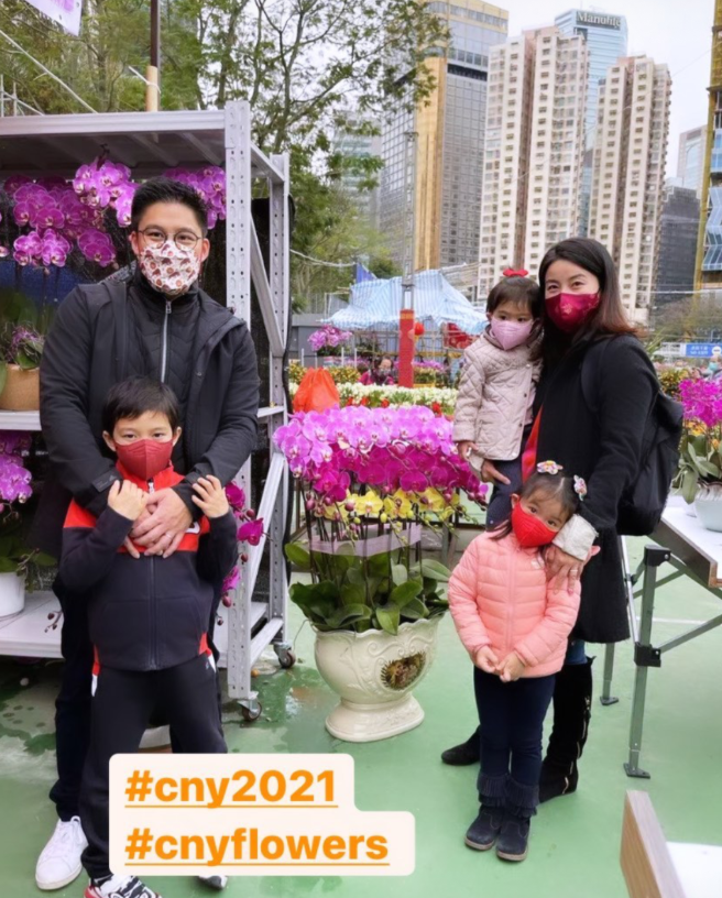 郭晶晶大女兒近照，背著169元米老鼠背包逛街，4歲名媛接地氣