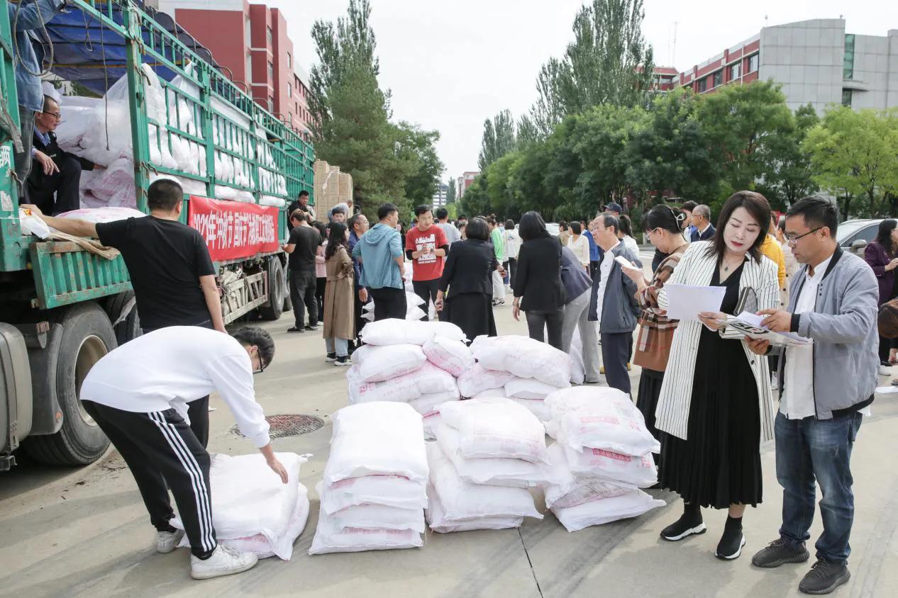 大同大学组织2021年消费扶贫在“中秋、国庆”为教职工送上慰问品活动