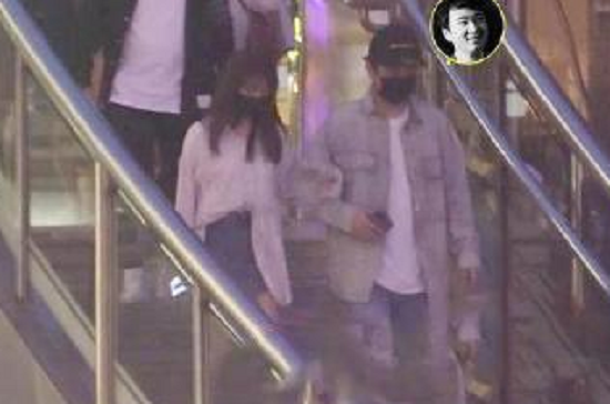 王思聪深夜牵手美女，对方不是甜仇，这是又换