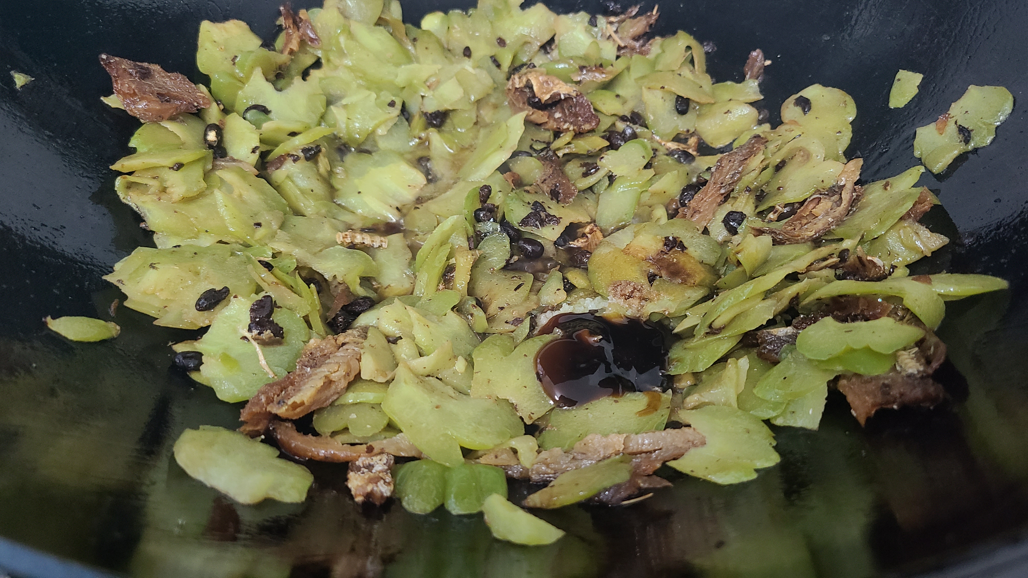 豆豉鲮鱼炒苦瓜，广东人夏天经常吃的家常菜，下饭又好吃