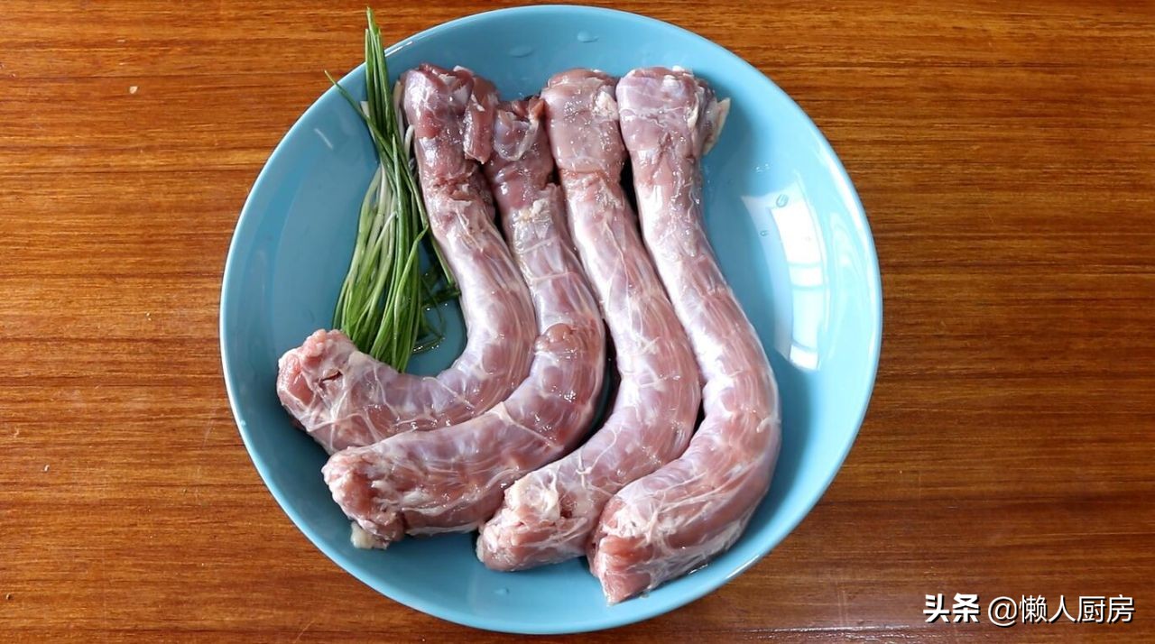 9元买了四根鸭脖子,简单烤一烤,比卤着吃的还好吃,干香有嚼劲